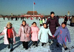 Chinese kindergartners enjoy snow at Tiananmen Square